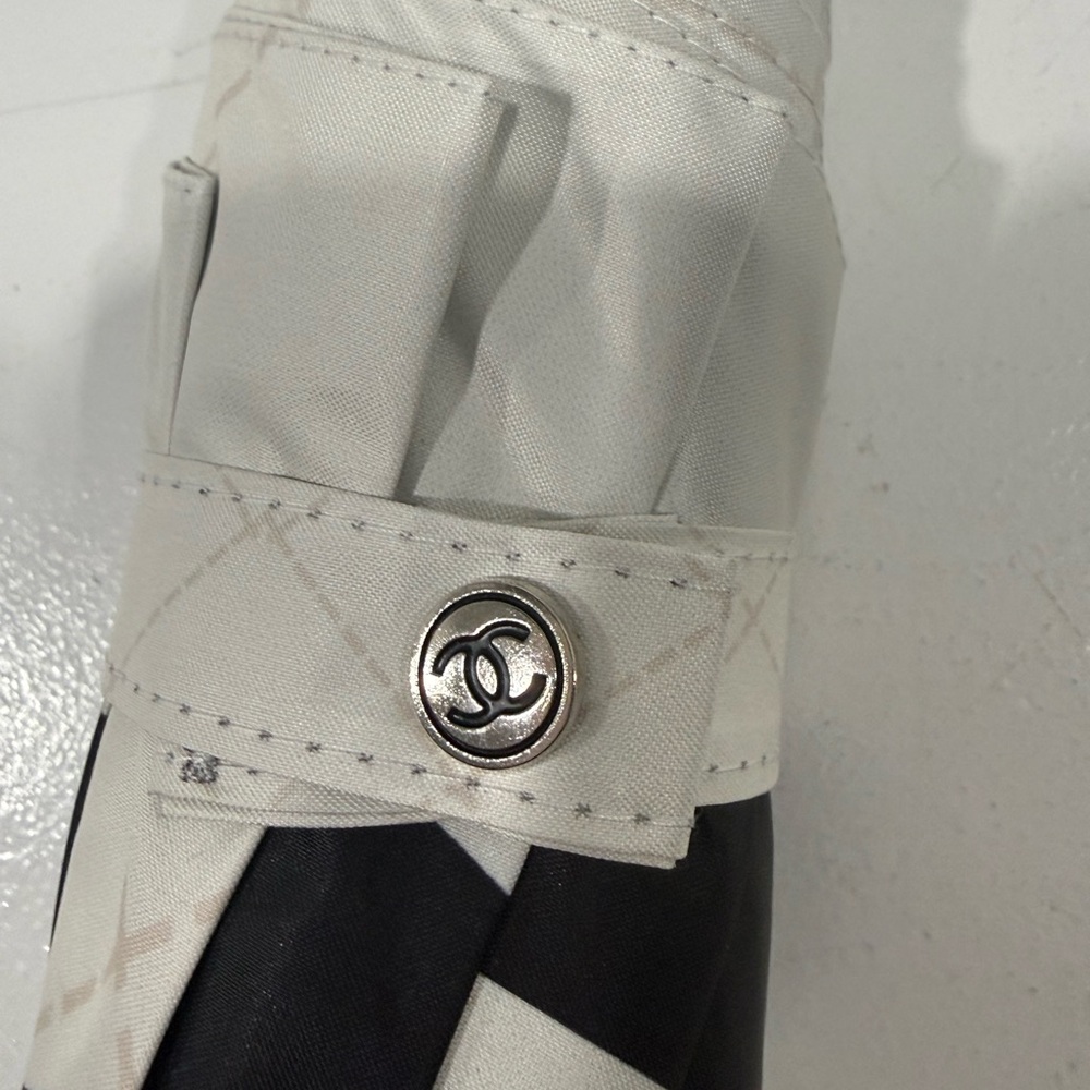 Chic White Umbrella With Interlocking Logo Accent - image 4